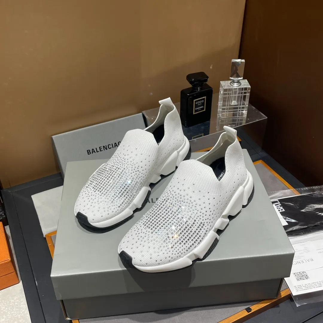 👟👟Ex-factory price 400👟👟 Balenciaga Balenciaga 🌝🌝glitter single shoes world premiere 🌈INS Weibo magazine sold out 💥💥counter limited edition ⚠️ Czech crystal hot diamond ⚠️specially customized fabric with summer cooling and heating effect ⚠️TPU ten PU vacuum combination bottom (not a plastic bottom formed by market currency) ,) The inner craftsmanship and material are the same as the original! ! Size 35 to 45M standard size (34, 46 can be customized) original high-end top complete package (with original Balenciaga socks included)